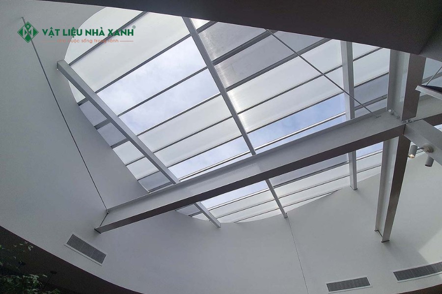 Giếng trời lợp bằng tấm polycarbonate giúp giảm chi phí điện