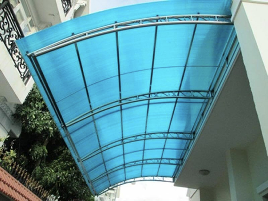Tấm lợp poly lấy sáng là vật liệu có nhiều ưu điểm nổi bật.