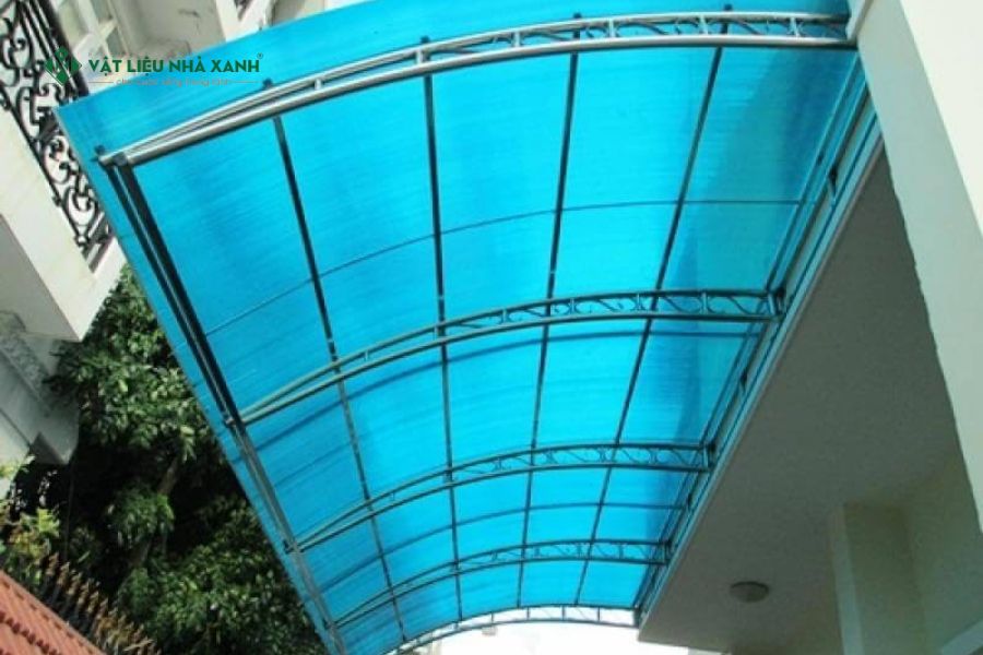 Thi công tấm poly rỗng ruột SolarLite mái che