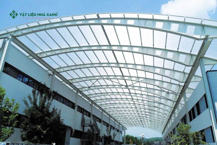 Thi công tấm Polycarbonate rỗng ruột Xlite mái cỡ lớn