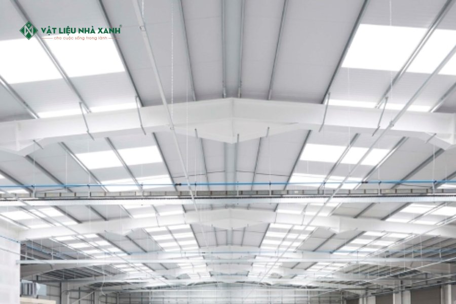 Thi công tấm Polycarbonate rỗng ruột Xlite mái lấy sáng nhà xưởng