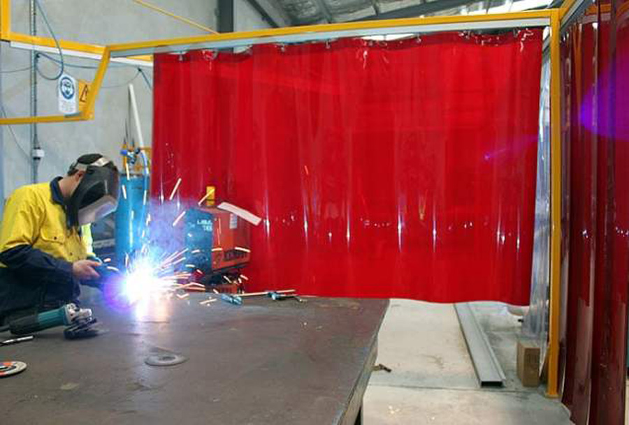 Rèm nhựa PVC ngăn tia lửa hàn khi sản xuất