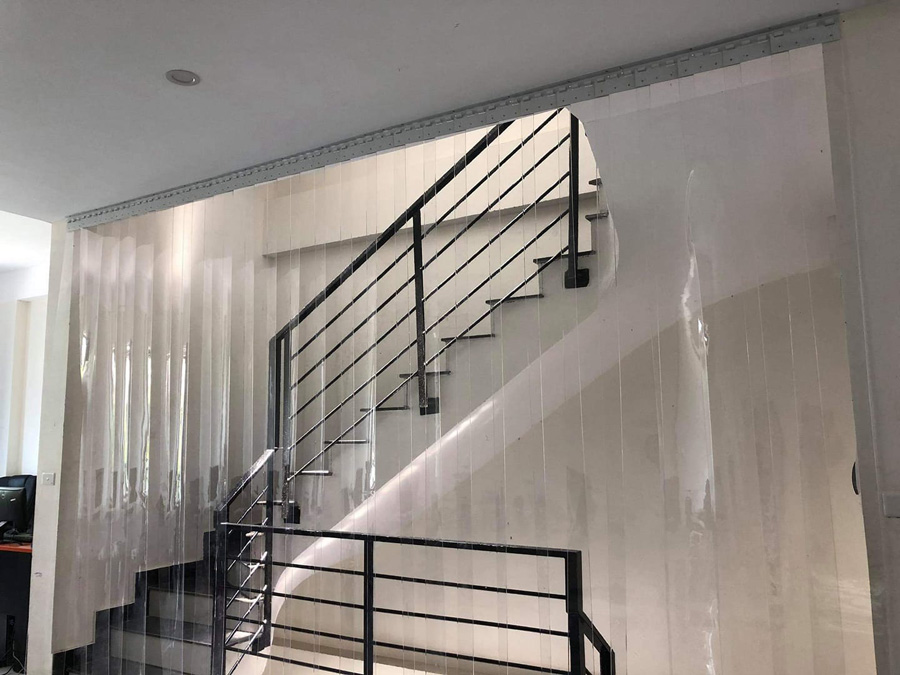 Rèm nhựa kéo xếp ở khu vực cầu thang