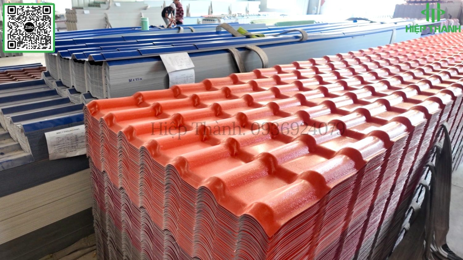 Tại tổng kho tôn ngói nhựa PVC Hiệp Thành luôn có sẵn hàng nghìn mét, đáp ứng những công trình lớn cần giao ngay.
