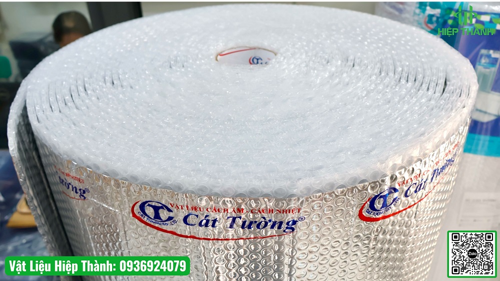 Dòng Cát Tường A2 Double (2 mặt nhôm, 2 lớp túi khí) chính là "Rolls-Royce" trong ngành cách nhiệt. Tổng kho Vật Liệu Hiệp Thành cung cấp hàng A2 double chính hãng Cát Tường, mua ngay giảm 5%