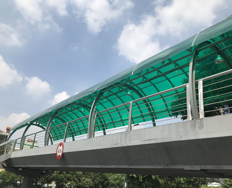 Tấm Poly đặc Coolmax Malaysia được dùng để làm mái cho các trạm xe công cộng