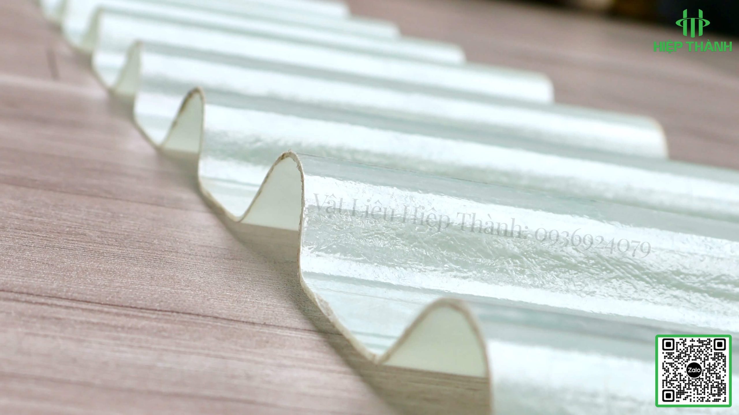Hình ảnh thực tế tấm tôn nhựa lấy sáng sợi thủy tinh Composite tại tổng kho tôn nhựa Hiệp Thành