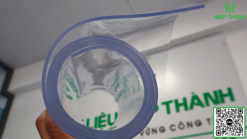 Tổng kho màng nhựa Hiệp Thành cung cấp Cuộn màng nhựa PVC dẻo trong suốt giá rẻ tại TP.HCM. Có cắt lẻ theo yêu cầu 