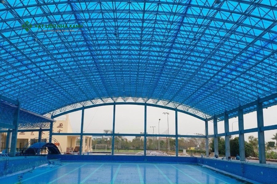 Tấm Polycarbonate đặc ruột Mega dễ dàng uống cong khi thi công