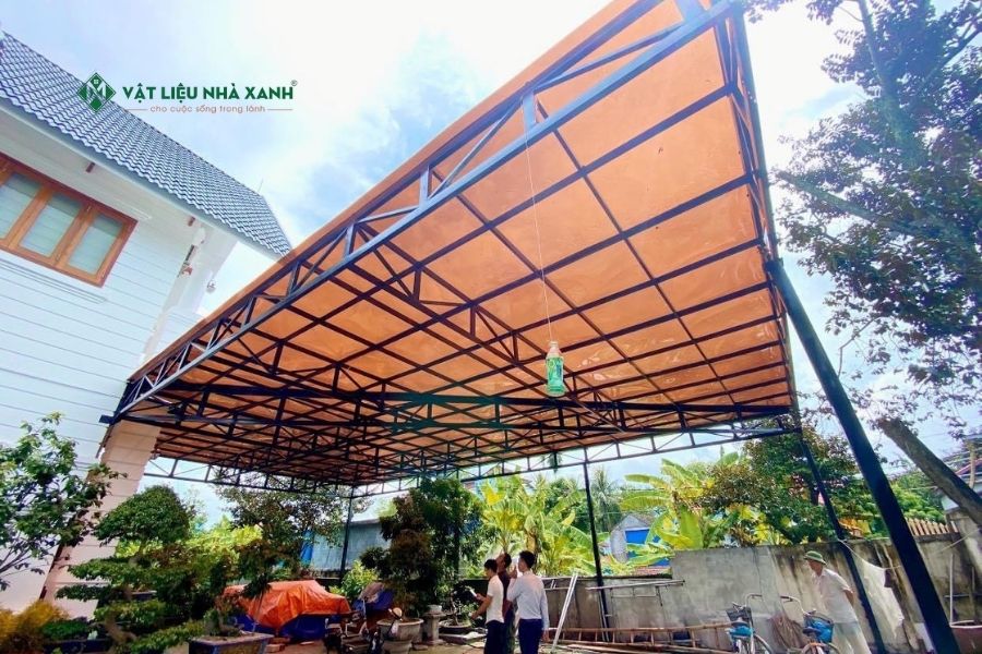 Tấm Polycarbonate đặc ruột Nice Light thi công mái sân vườn