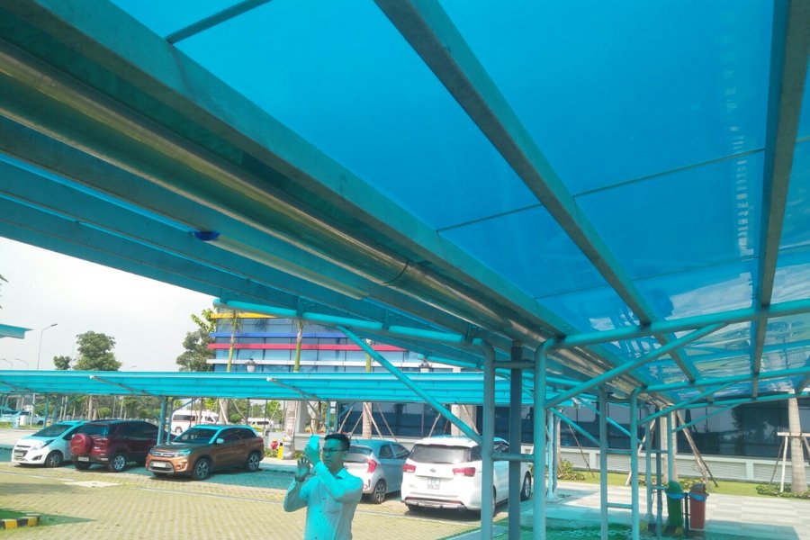 Góc nhìn từ dưới mái polycarbonate tại bãi giữ xe Bệnh viện Nhi Đồng TP.HCM.
