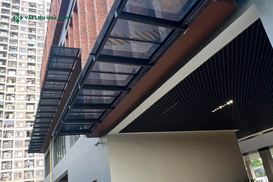 Hành lang Brighton College với mái lấy sáng polycarbonate truyền ánh sáng tự nhiên.