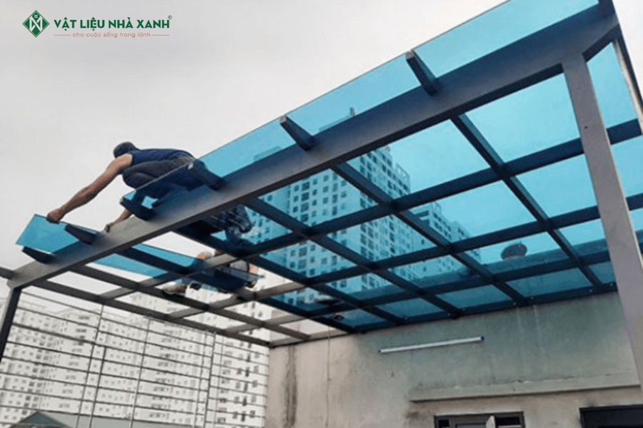 Tiến hành lợp tấm polycarbonate ở Vinhomes Riverside