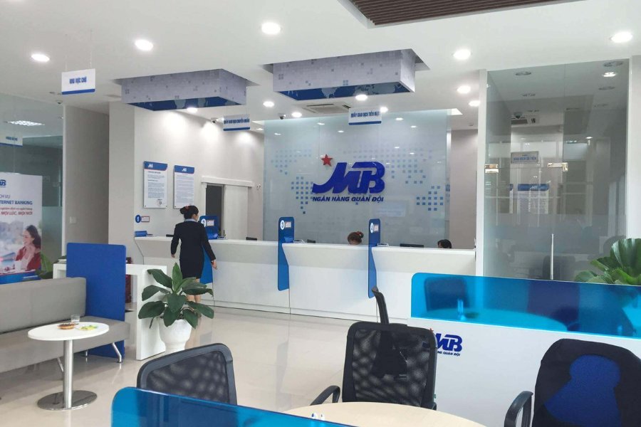 Khu vực lễ tân với vách ngăn mica trong suốt tại MB Bank Nam Định.
