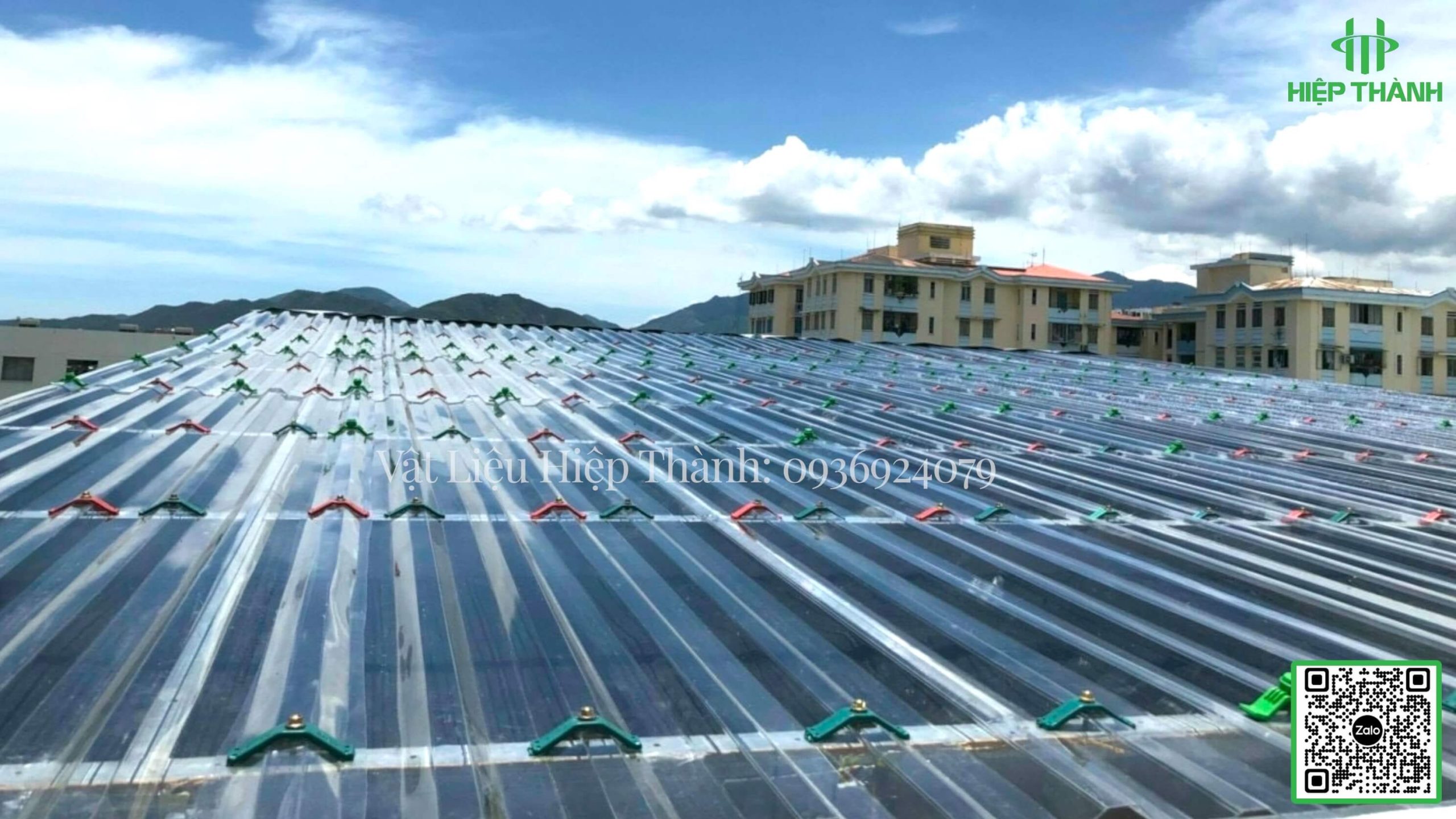 Thi công mái che lấy sáng bằng tôn sóng polycarbonate tại công trình HCM